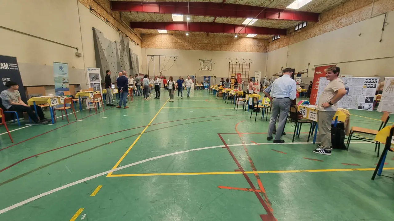 Ascensore moderno in contesti classici